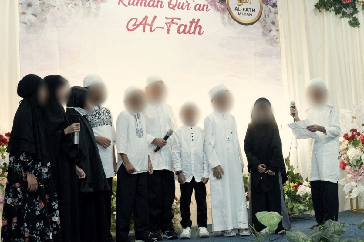 Santri tampil bersama di panggung acara Rumah Qur'an Al-Fath