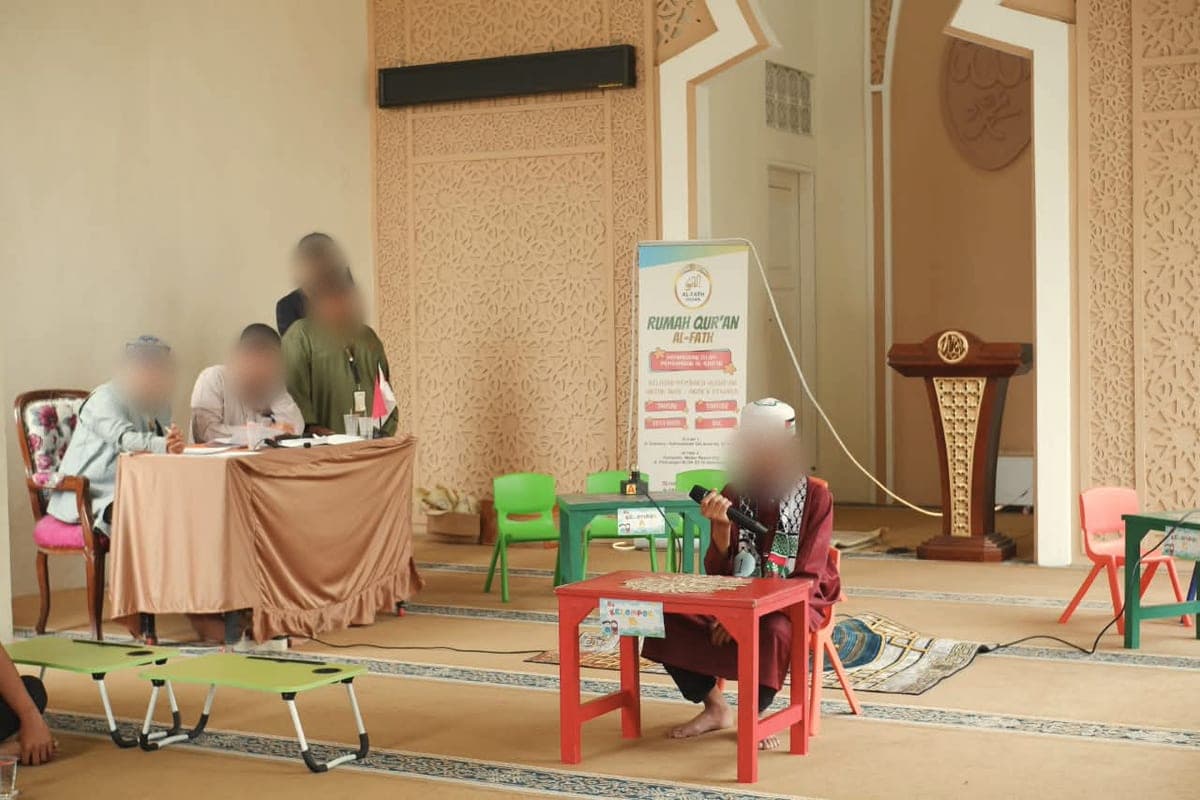Seorang santri mengikuti lomba di hadapan dewan juri