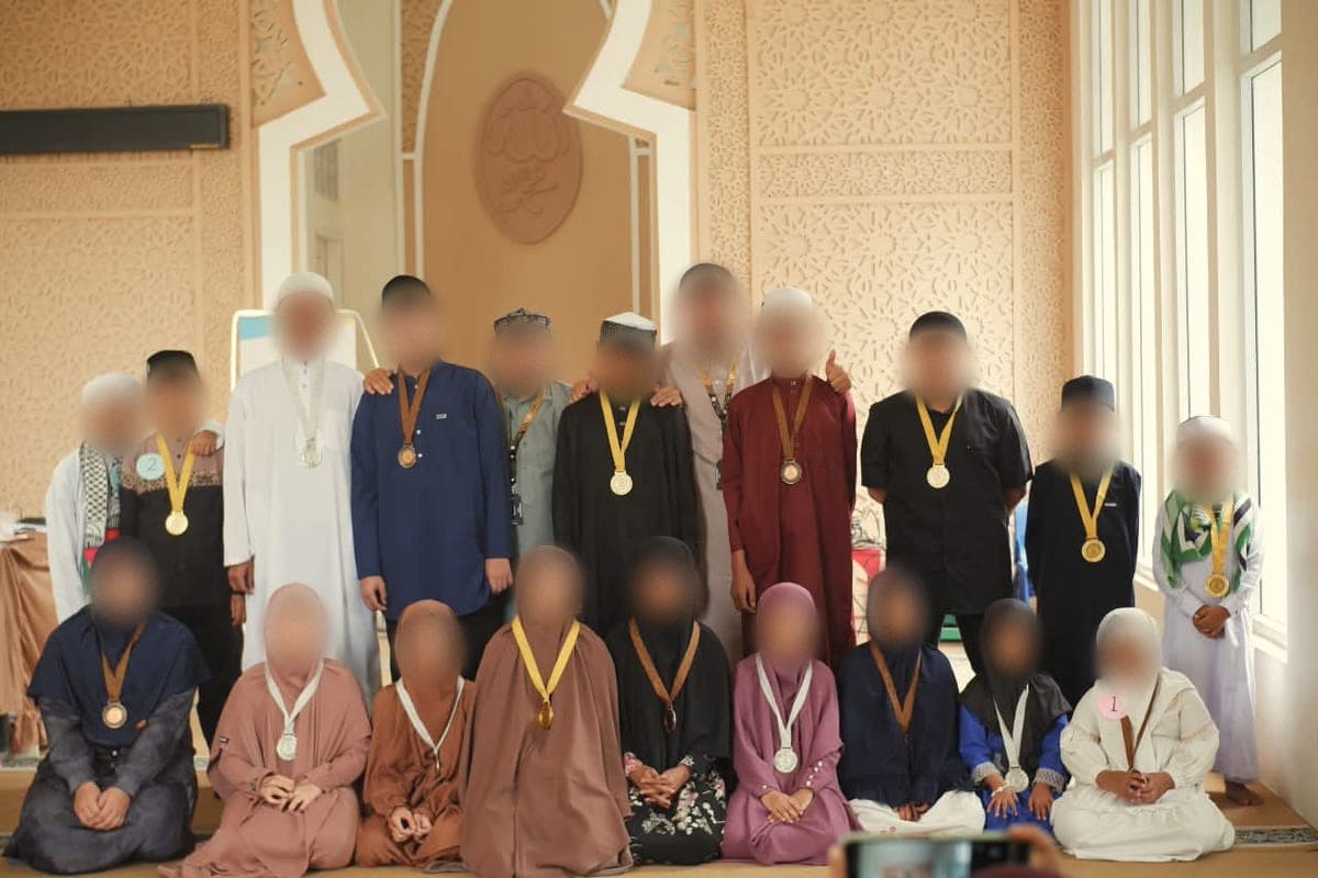 Santri peraih medali berfoto bersama para pendamping