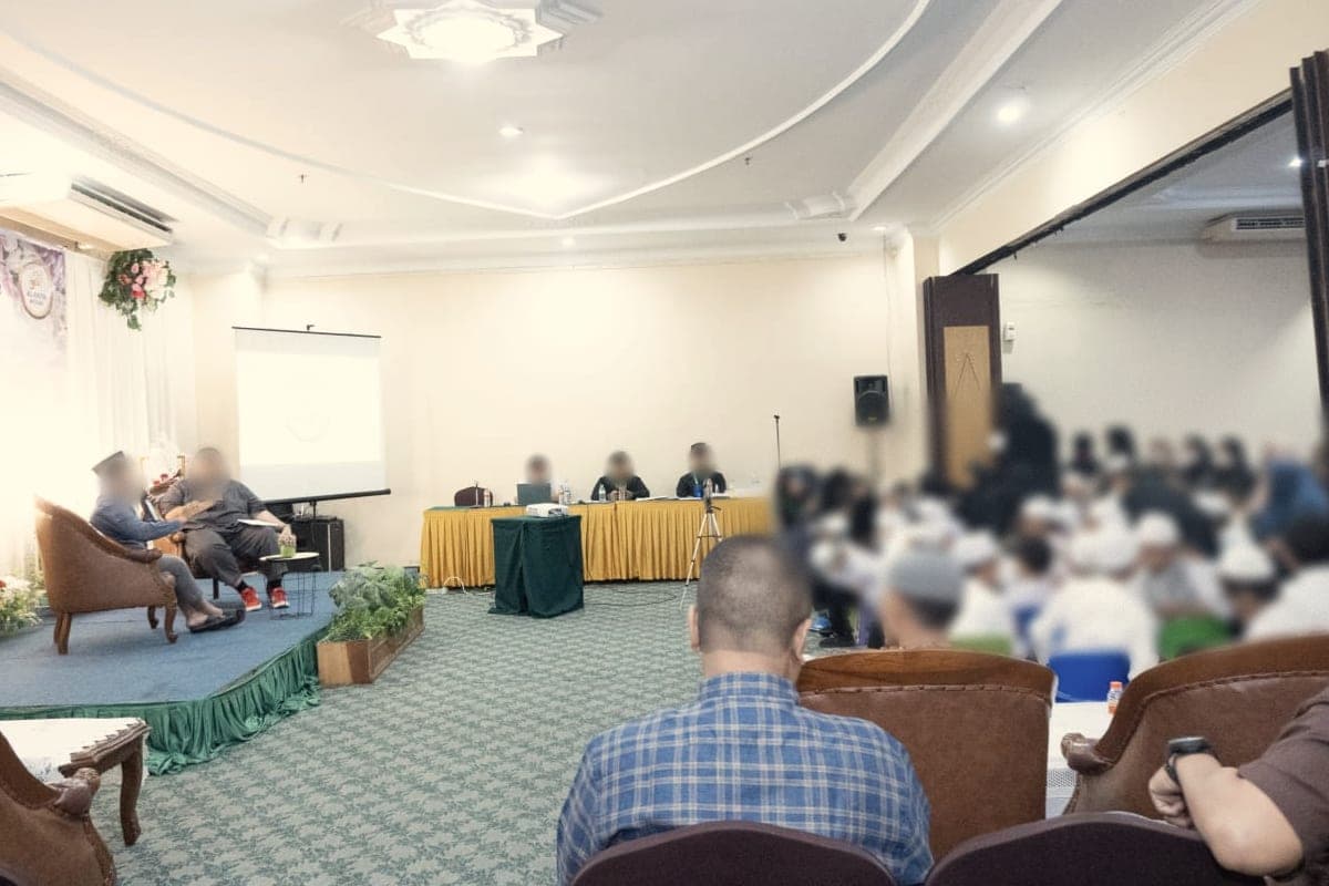 Suasana aula acara Rumah Qur'an Al-Fath yang dihadiri para santri