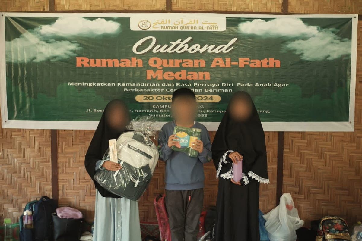 Santri menunjukkan hadiah pada kegiatan outbound
