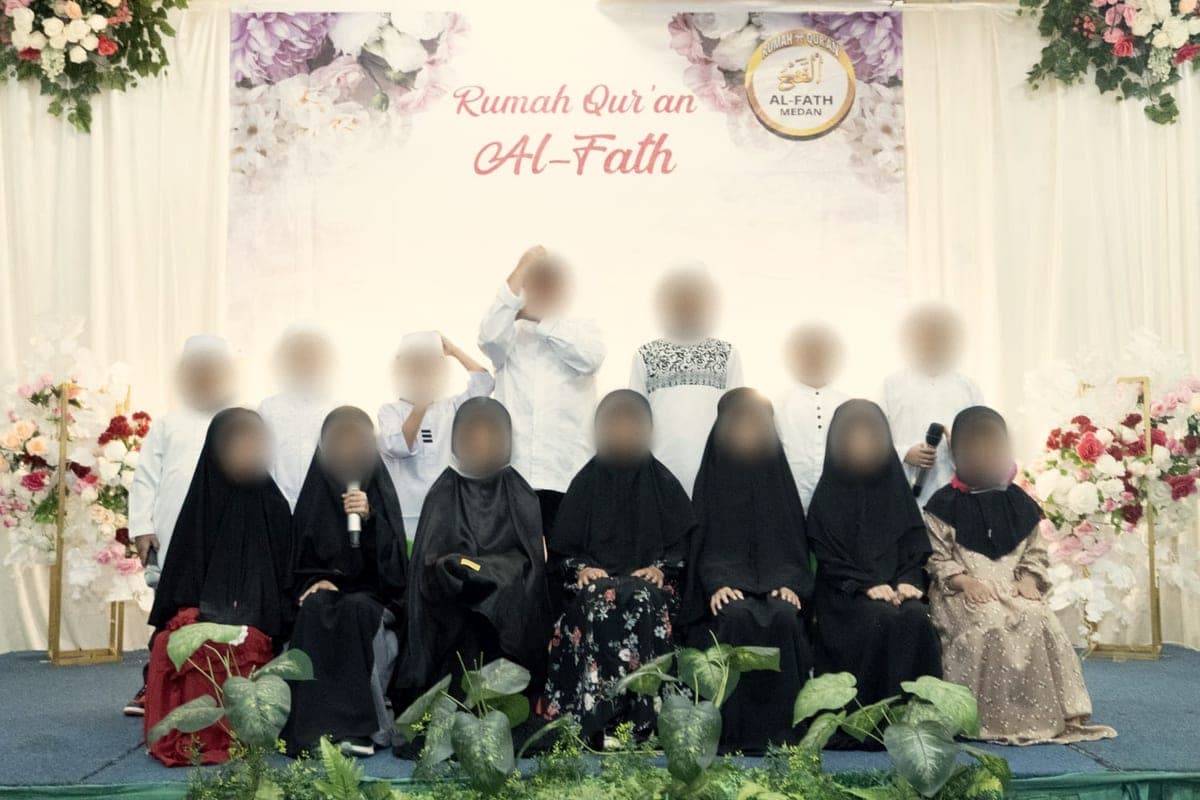Santri putra dan putri berfoto bersama di panggung acara